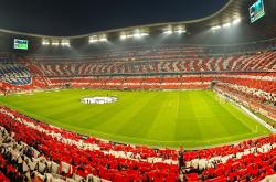 开云在线直播-跨界主宰，库里F1赛场接管争冠，映照76人强压爵士的统治哲学