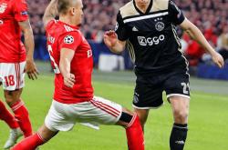 开云体育直播-阿贾克斯客场险胜，扩大荷甲领先优势