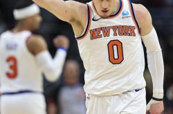 开云体育下载-纽约尼克斯队拉开比分，取得胜利