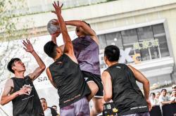 开云体育平台APP-球场角逐激烈，球员奋力拼搏赛场风云的简单介绍