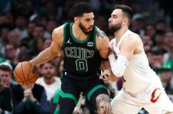 开云下载-凯尔特人B队碾压法国男篮，浓眉高光表现的简单介绍