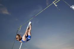 开云体育-赛道上的宿命对决，索伯鏖战雷诺，佩雷兹一骑绝尘