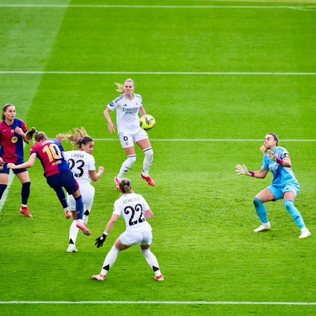 包含皇马连胜终止，巴萨紧咬西甲榜首的词条