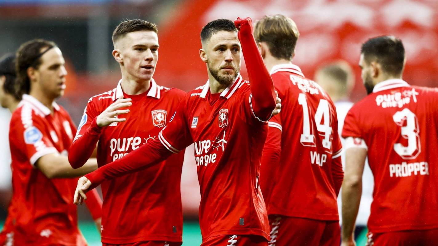 阿贾克斯客场险胜，扩大荷甲领先优势