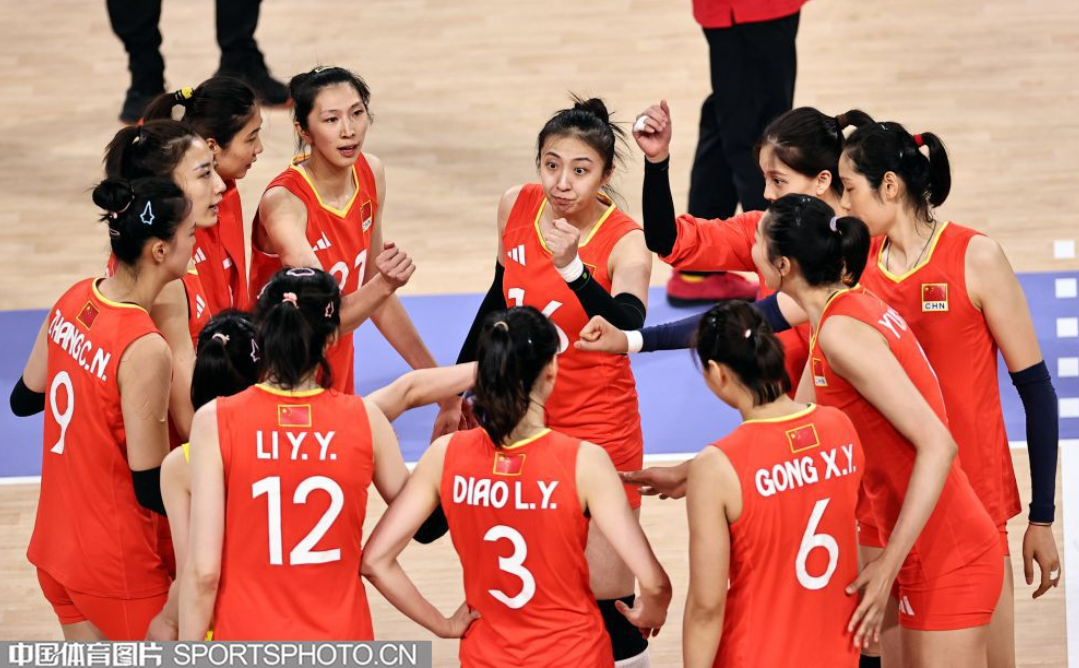队员们团结一心，中国队获胜
