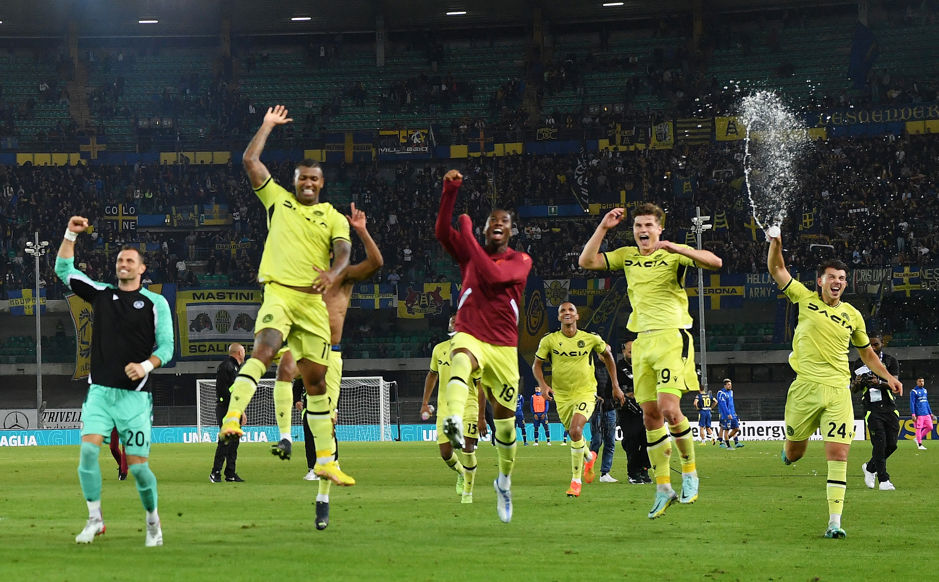 乌迪内斯逆转击败对手，挣得关键胜利