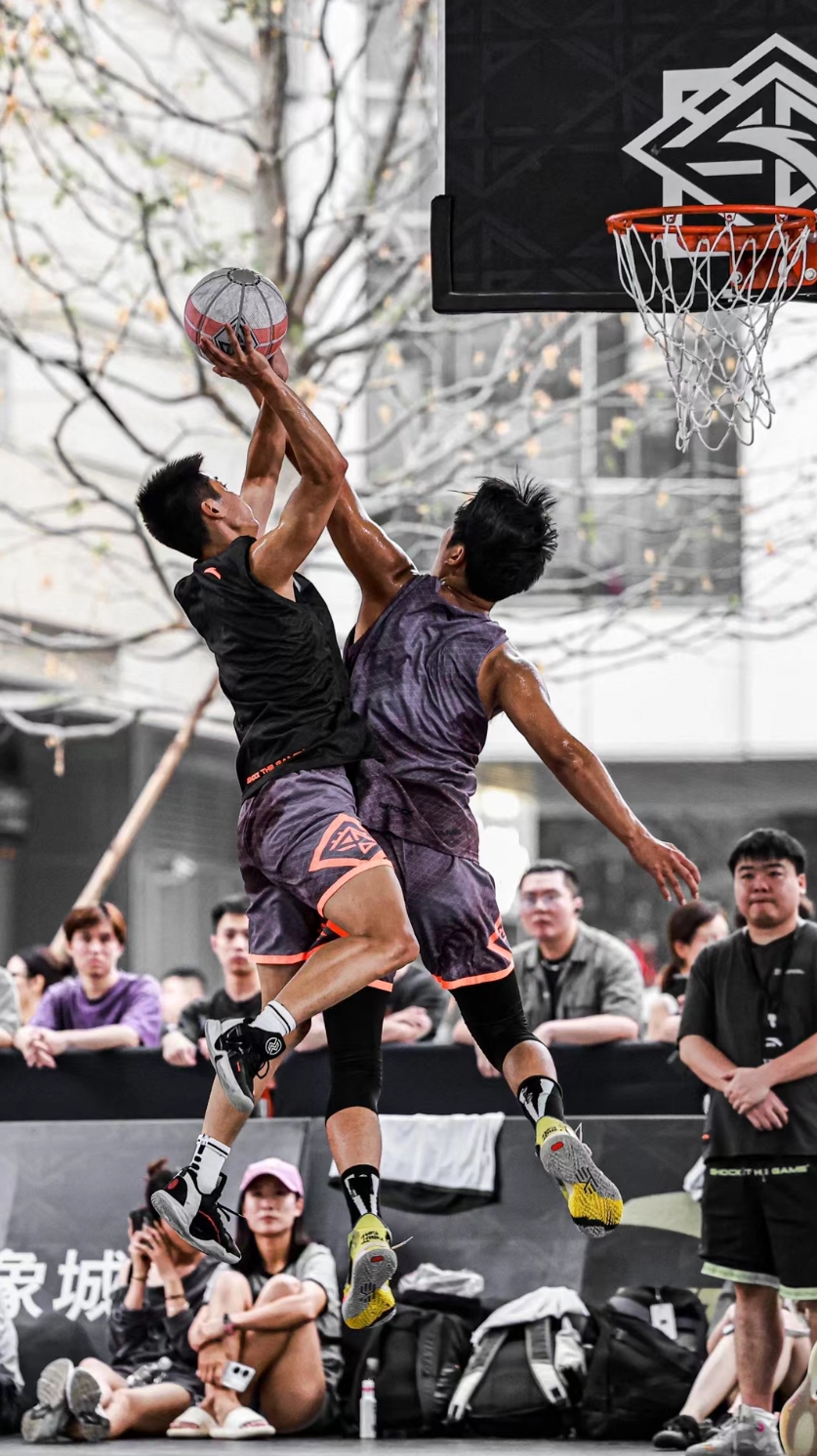 球场角逐激烈，球员奋力拼搏赛场风云的简单介绍