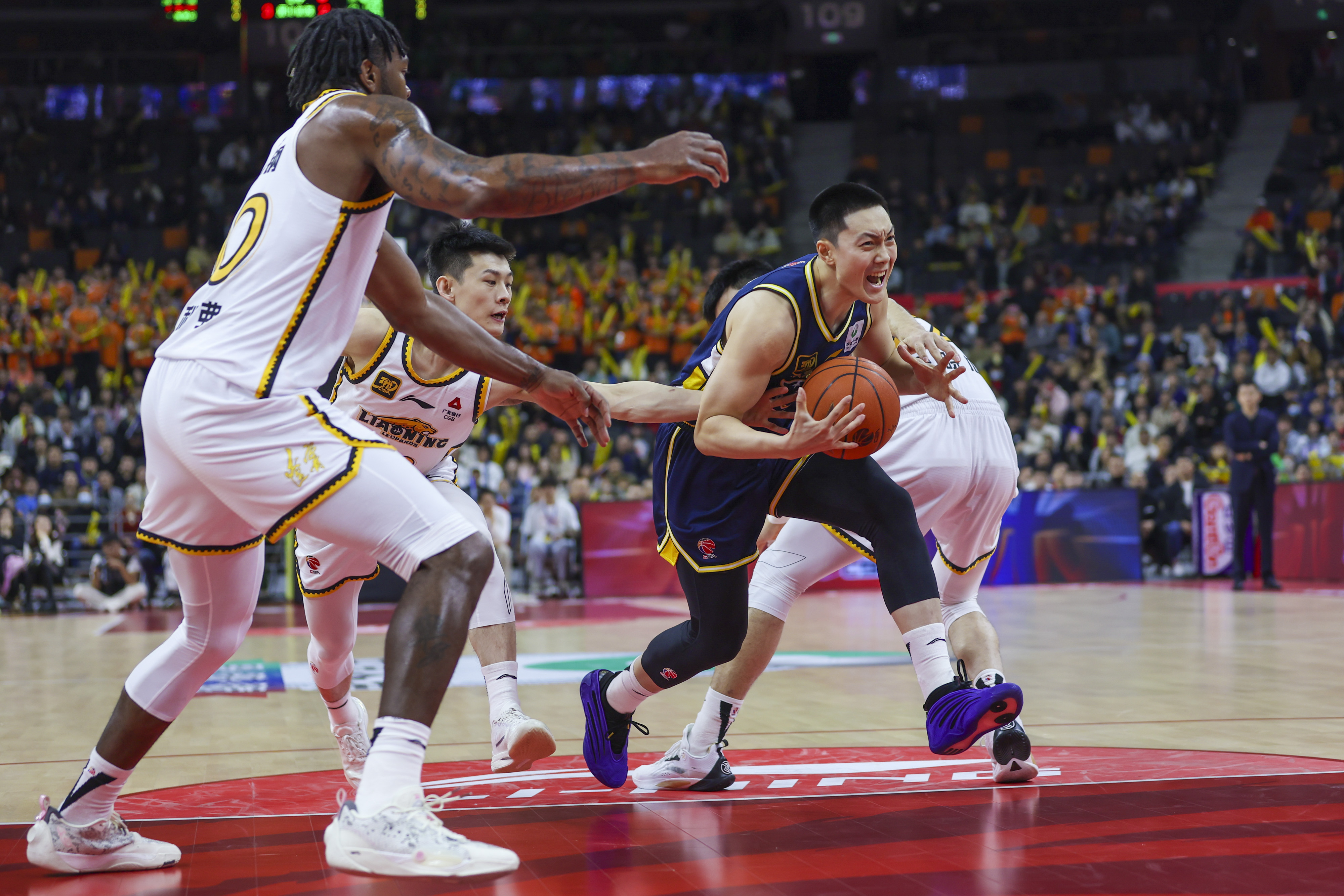 广州男篮遭遇辽宁队反超，输球收场
