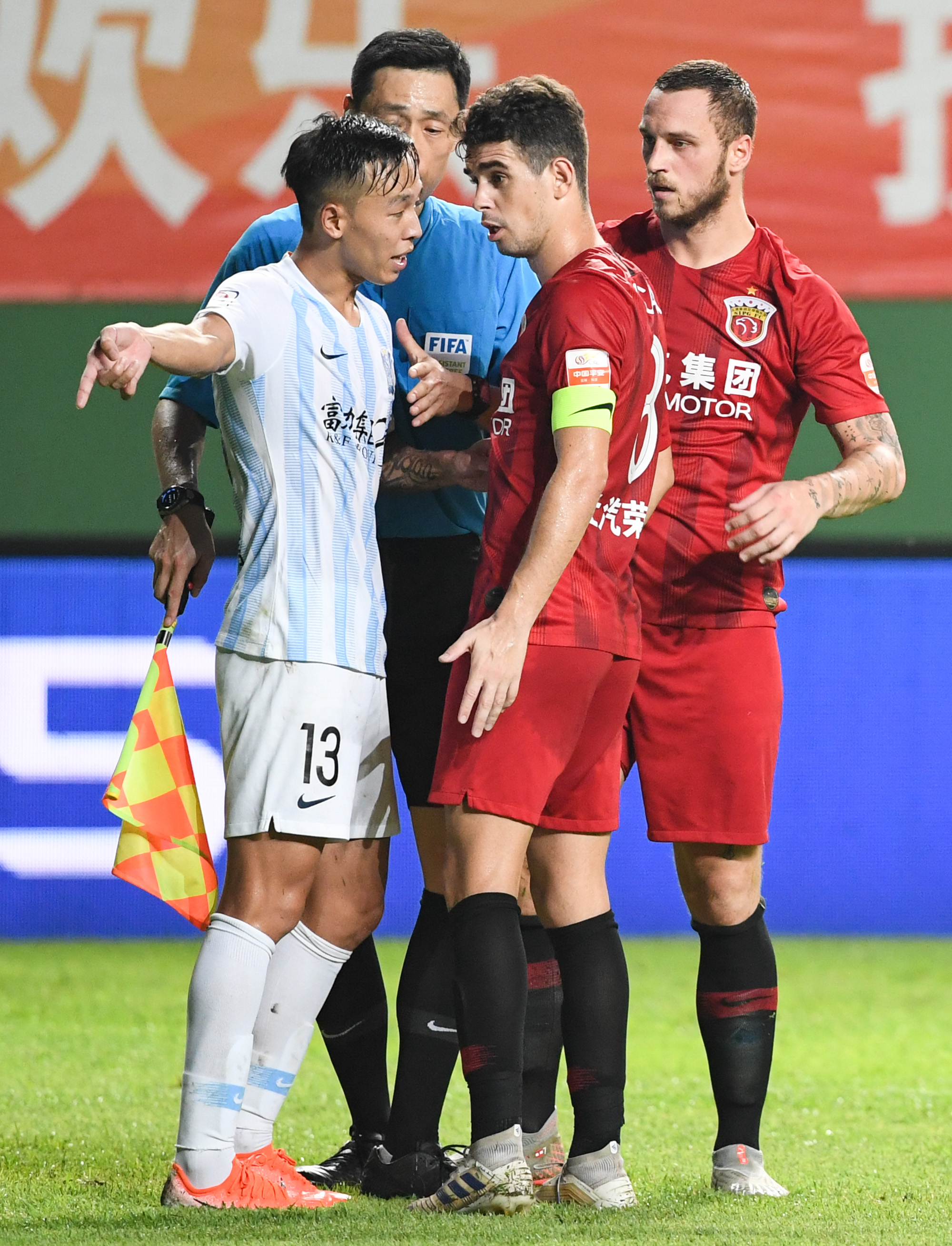 富力和上港上演对决，胜负难断