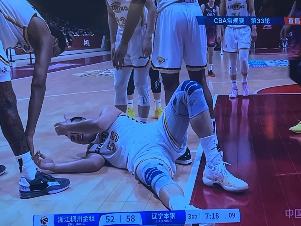 比赛中球队表现低迷，输球尴尬