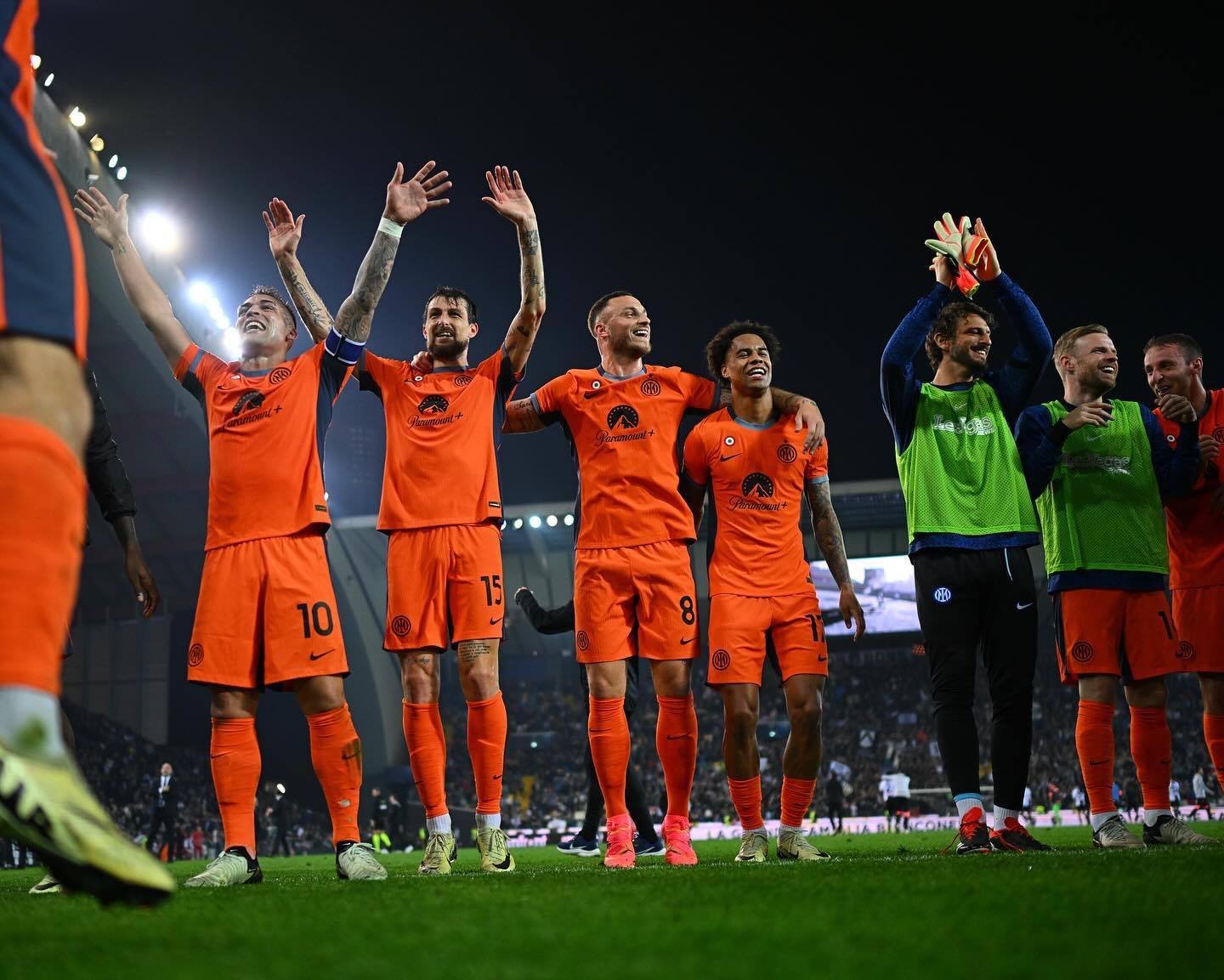 包含埃瓦尔客场取胜，保持季后赛席位的词条