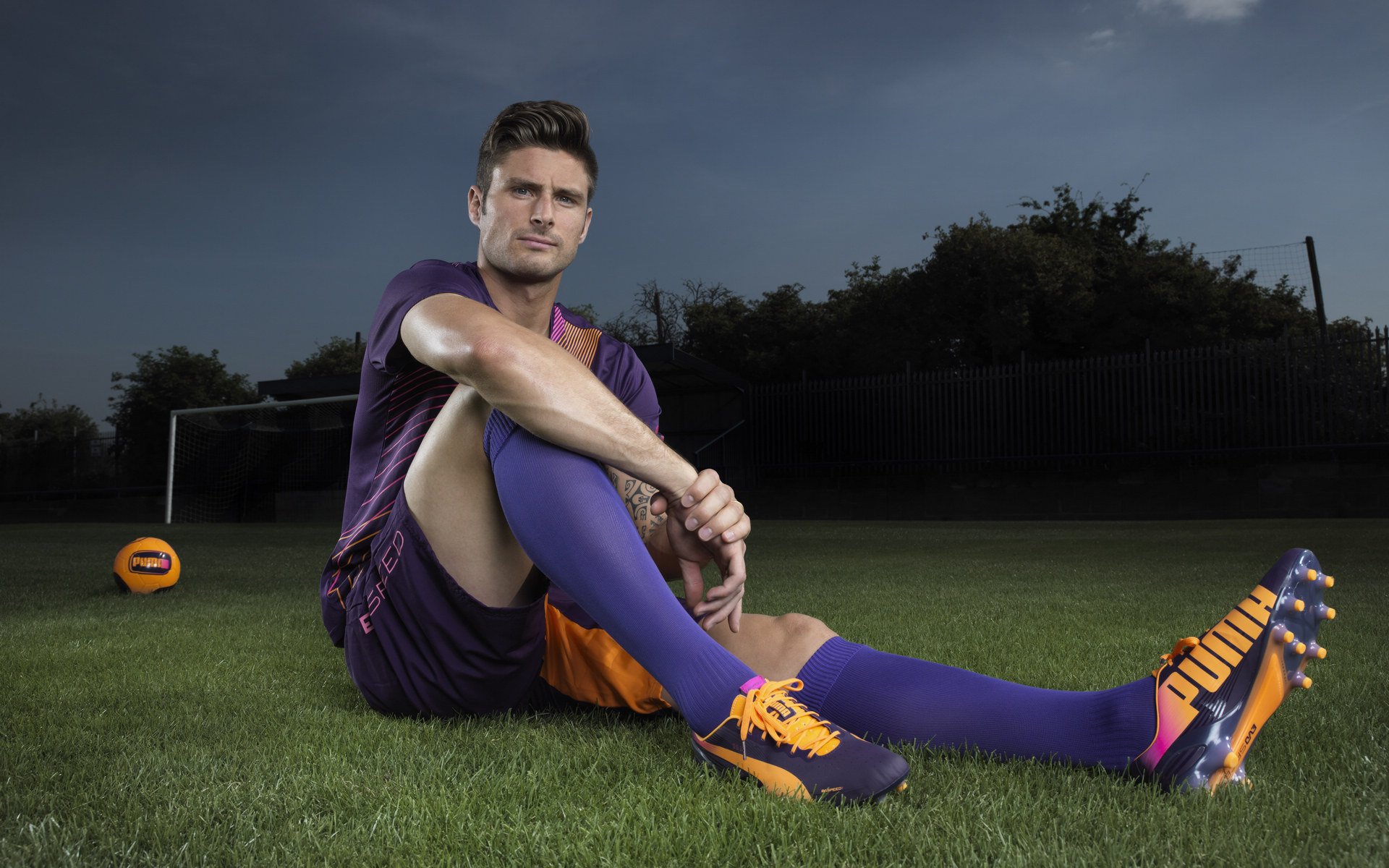 夜色中的红色闪电，佩雷兹新加坡末圈绝杀，奥迪的引擎轰鸣与哈斯的沉默之夜